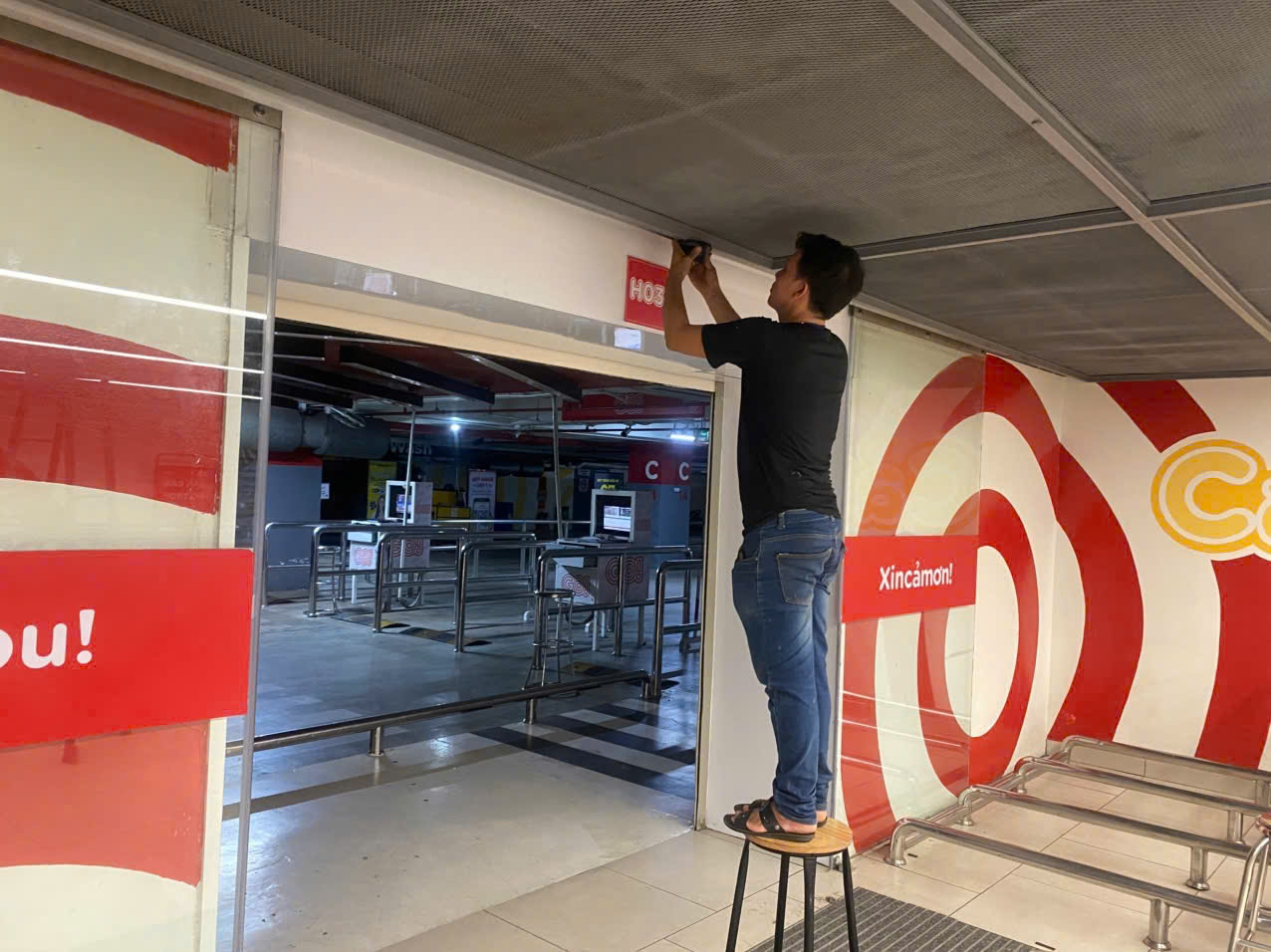 Thi công kính cường lực giá rẻ Biên Hòa