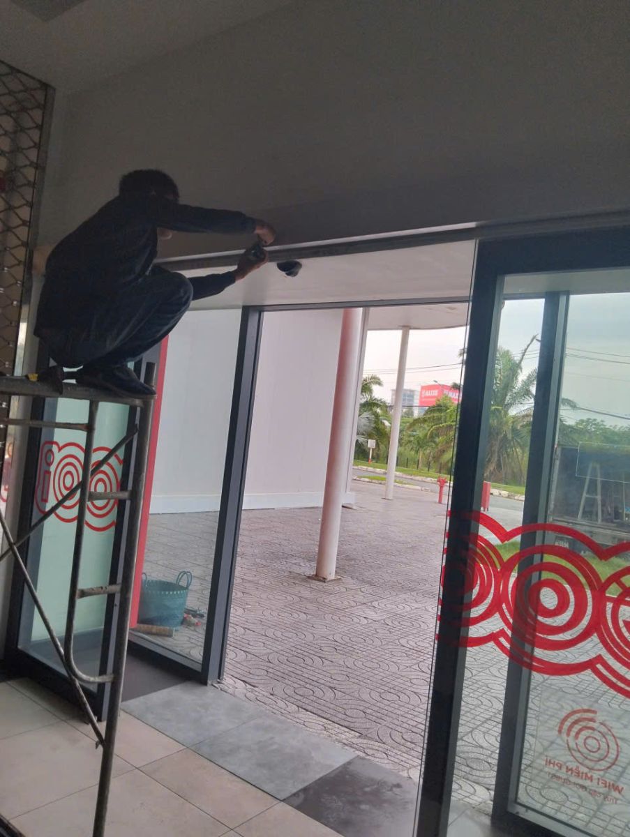 Thi công cửa kính cường lực