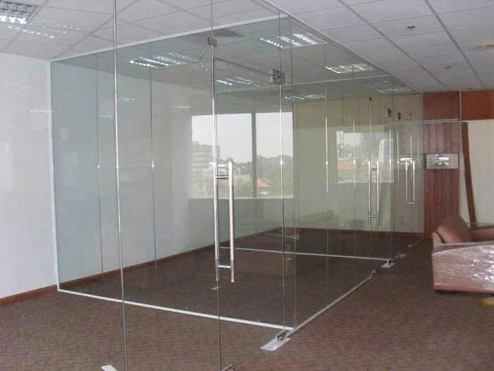vách kính cường lực