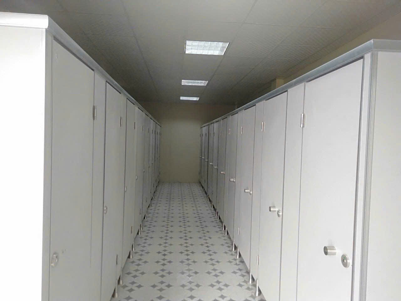 Lắp Đặt Vách Ngăn Compact Tân Uyên Uy Tín